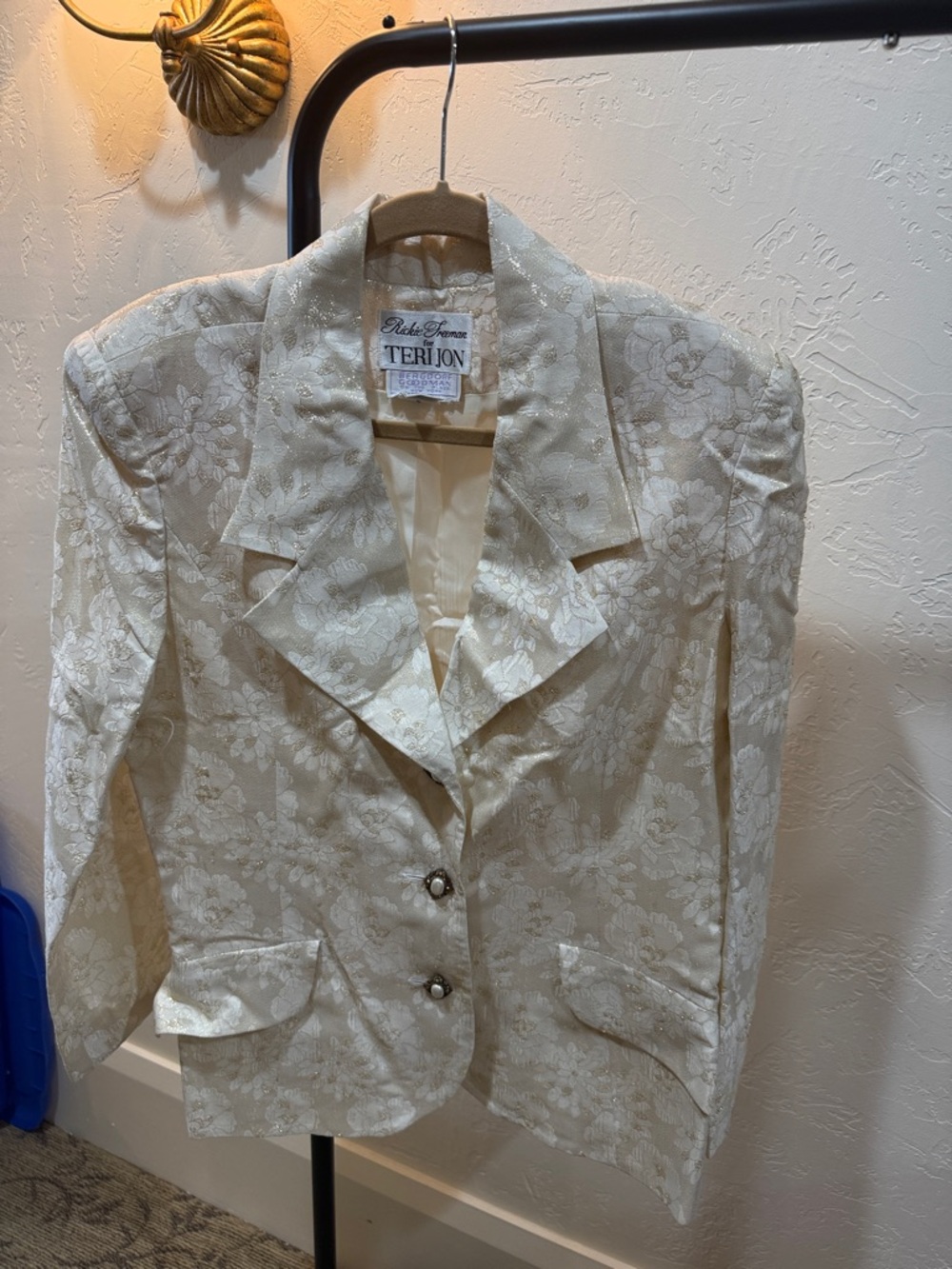 BERGDORF GOODMAN Ivory Floral Brocade Blazer Size 8
By TERI JON